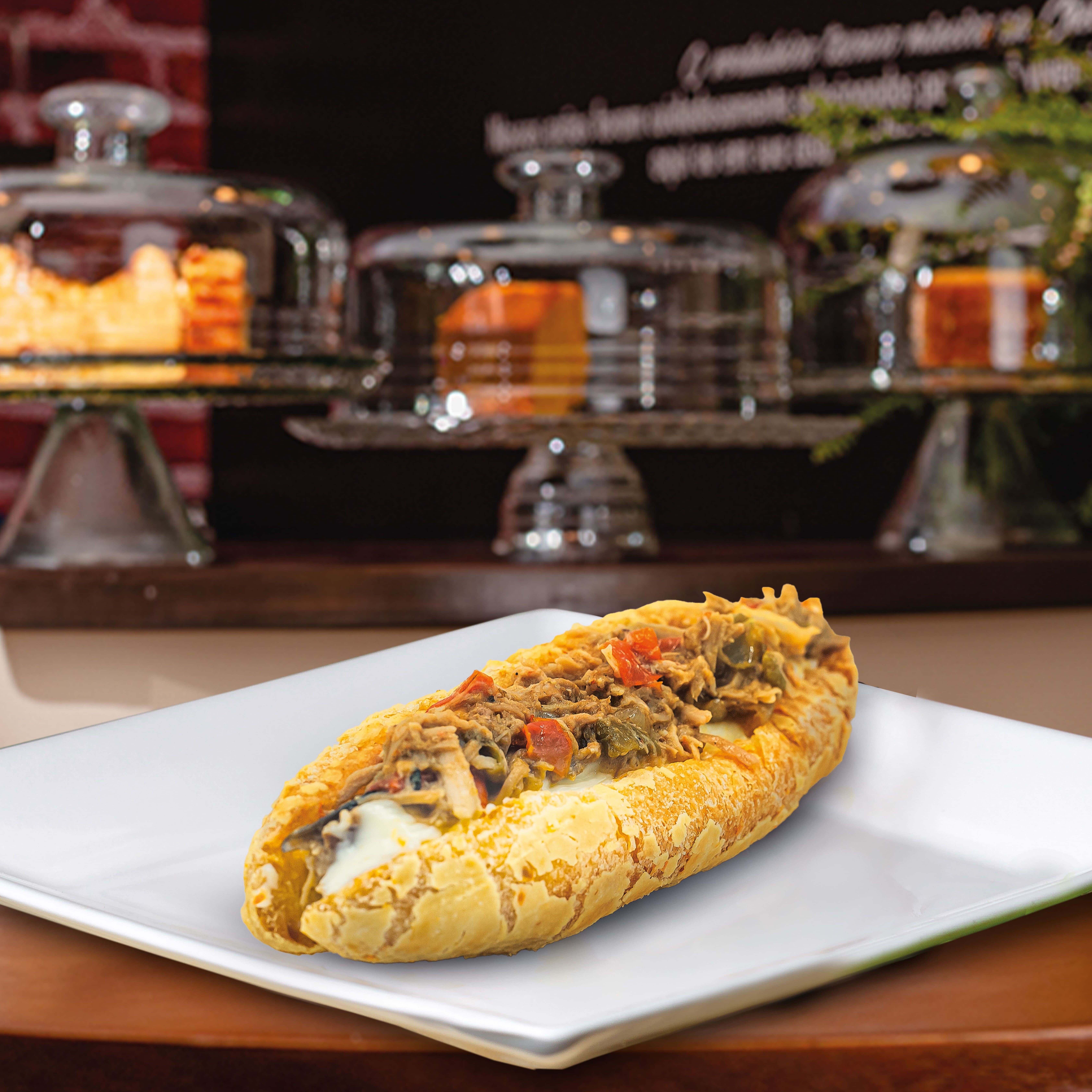 Pernil da roça (baguete de pão de queijo com pernil desfiado